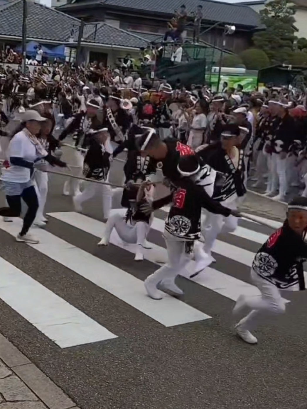 宮入での出来事 綱先の後ろで 転んだ子を綱上げて助ける 友達と少年団 岸和田祭りでは コケたら綱を離さない コケたら子がいたら 綱を上げて助けてあげるが基本 助けに行くと 自分も巻き込まれる可能性もある いざとなったら 大人でもなかなかできない それを子供達だけで👏👏👏 #スーパープレイ  #岸和田 #だんじり #南町