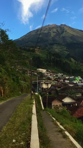 Suasana pedesaan yang indah di lereng gunung 