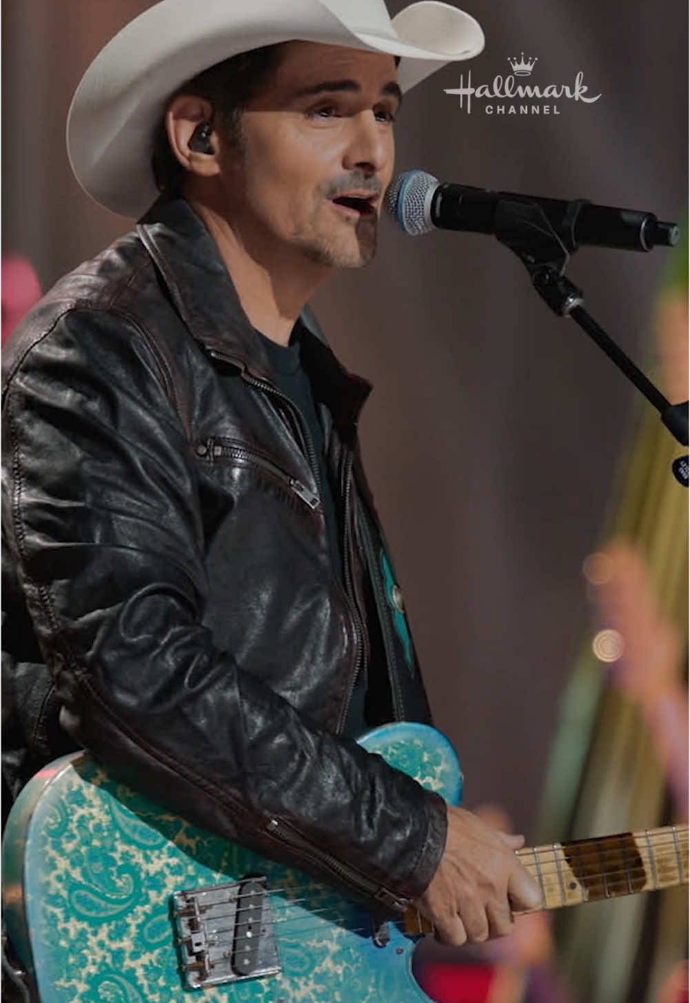Hallmark’s #CountdowntoChristmas is almost here with the movies you love & more holiday joy than ever before! And country superstar @Brad Paisley has joined the celebration! 🎄❤️🎸