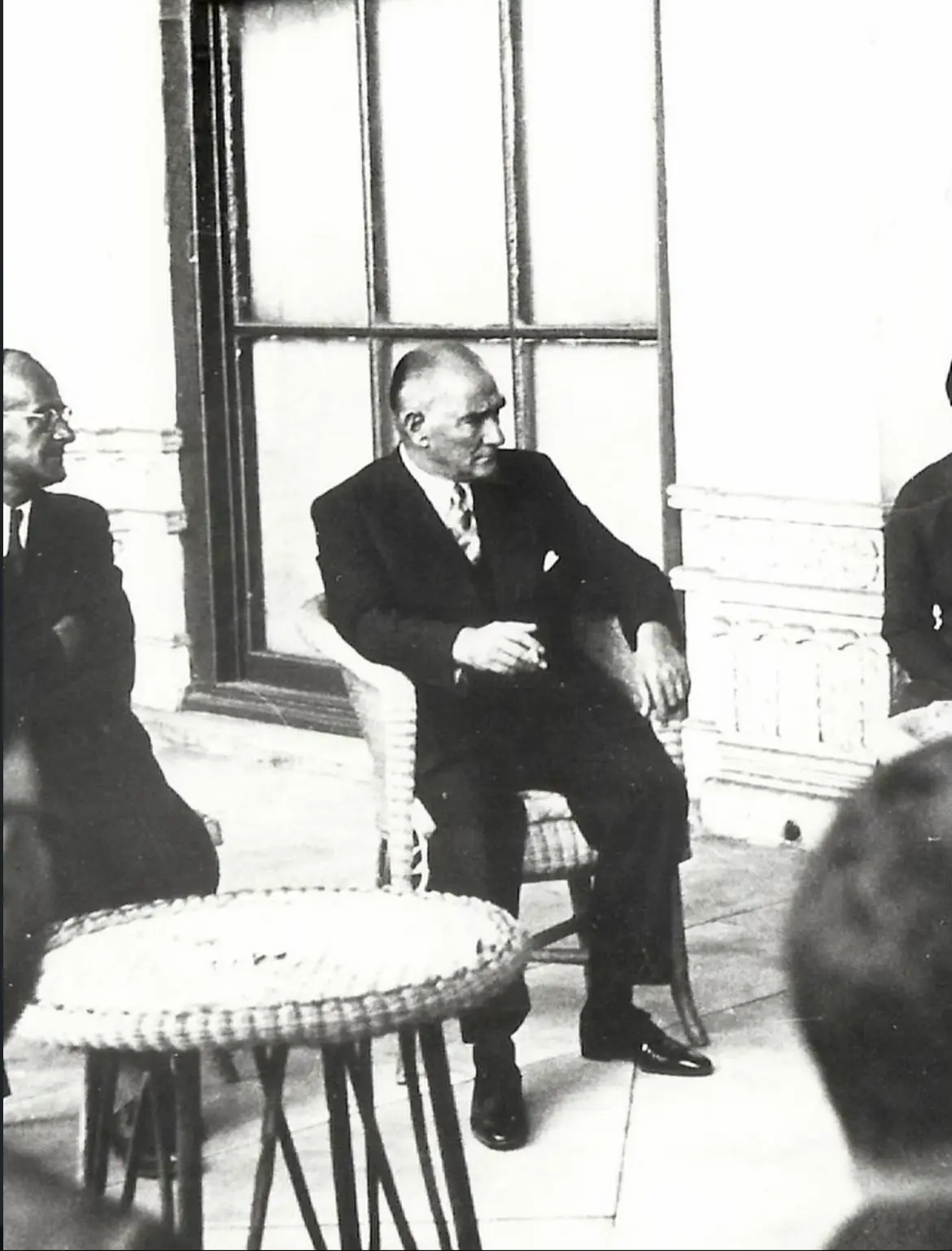 Mustafa Kemal Atatürk Dolmabahçe Sarayı'nda III.Türk Dil kurultayı'nda katılımcılarla birlikte (29.08.1936)#mustafakemalatatürk #turkcu1genc 