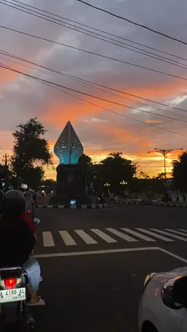 purworejo waktu menjelang magrib #purworejo24jam #alunalunpurworejo #sunset #senja #fyp 