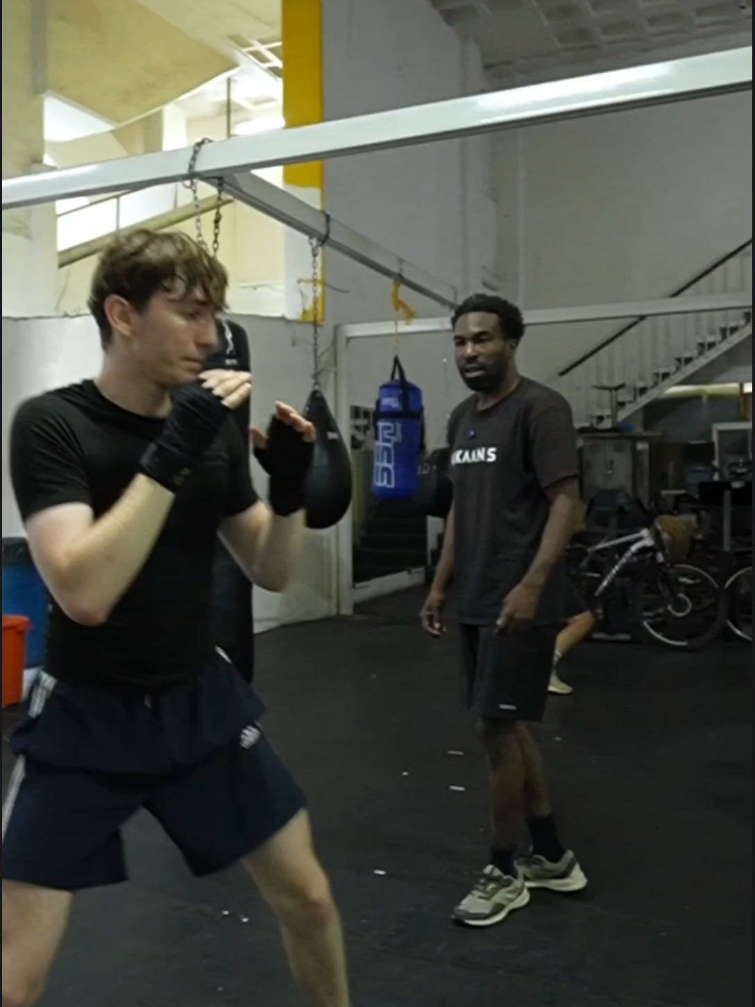 🔥 Si tu es longiligne, si tu es grand…     •  Ta boxe changera si tu deviens plus claire. Ta boxe changera si tu deviens plus épurée. Tu n’as pas forcément besoin de mille techniques. Tu as besoin de comprendre ton corps. Tu as besoin de sentir l’espace autour de toi. Tu as besoin de contrôler ton adversaire, Et avant tout avec ton bras avant. Ce bras est l’outil par excellence. Mon entraîneur me le répétait tout le temps. Au début d’une carrière, un boxeur peut gagner juste avec ça. Et c’est vrai, surtout quand tu es très grand. Le problème, c’est que cet outil est oublié. Tellement mis de côté que le maîtriser te donne un avantage. Un avantage même au plus haut niveau. Tu peux tout faire avec ton bras avant. J’aime bien dire : « Si tu n’as pas de bras avant, tu n’as rien ! » C’est l’une des choses que j’aimerais t’enseigner. Te transformer en véritable spartiate sur le ring. Avoir une lance dans les poings pour frapper à distance. Tout en ayant une hache pour combattre de près. Comme j’aime le dire, le but d’un boxeur est de : Faire mal de loin pour détruire de près. C’est ma philosophie du combat. Et j’ai pu réapprendre la boxe durant plus d’une année. Plus d’un an à boxer dans la ville natale de Canelo. Si tu sens que tu stagnes techniquement. Que tu n’arrives pas à progresser comme tu le voudrais. Que tu as un certain potentiel mais pas le bon encadrement. Que tu as cette sensation de manquer quelque chose. Durant un camp de 10 jours au Maroc, Je souhaite percuter ta boxe. Un camp totalement personnalisé. Que tu rentres en France prêt à tout balayer sur ton passage. 👉 Si tu veux nous rejoindre, il reste quelques places. Clique sur le lien dans ma bio. ---- #boxe #boxeanglaise #foryou #shadowboxing #rikaans #pourtoi #fyp