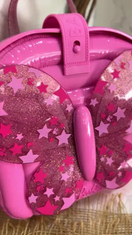✨E essa sandália da Barbie que vem com uma mochila 😍✨