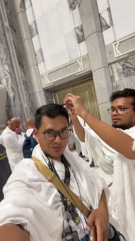 Akhir dari semua rangkaian umroh adalah TAHALLUL (di halalkan, yg tadinya di haramkan/di larang), di tandai dengan memotong rambut memendekkan/menggundul. #tahallul #umroh2025 #viral #trending #fypシ 