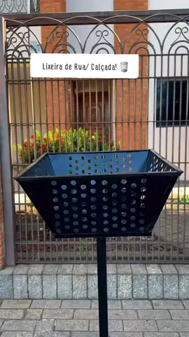 Lixeira de Rua Calçada Grande Com Tela Vazada Pintura Resistente a Chuva por R$129,00. Link Nos comentários! #limpeza #shopee #achadinhos #casa #organizacao 
