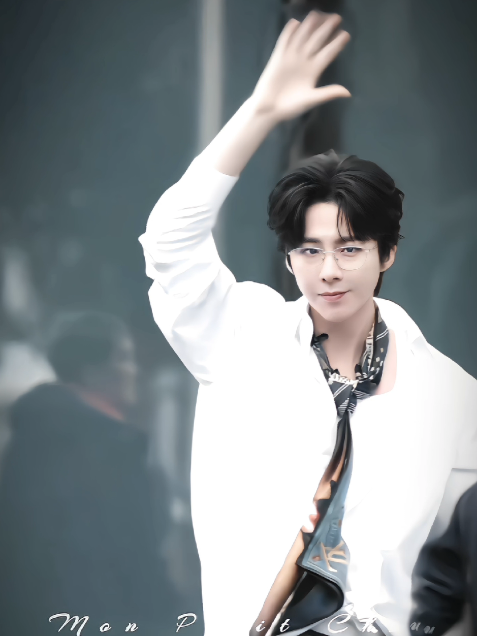 Ước được một lần đứng trước mặt anh, vẫy tay gọi 