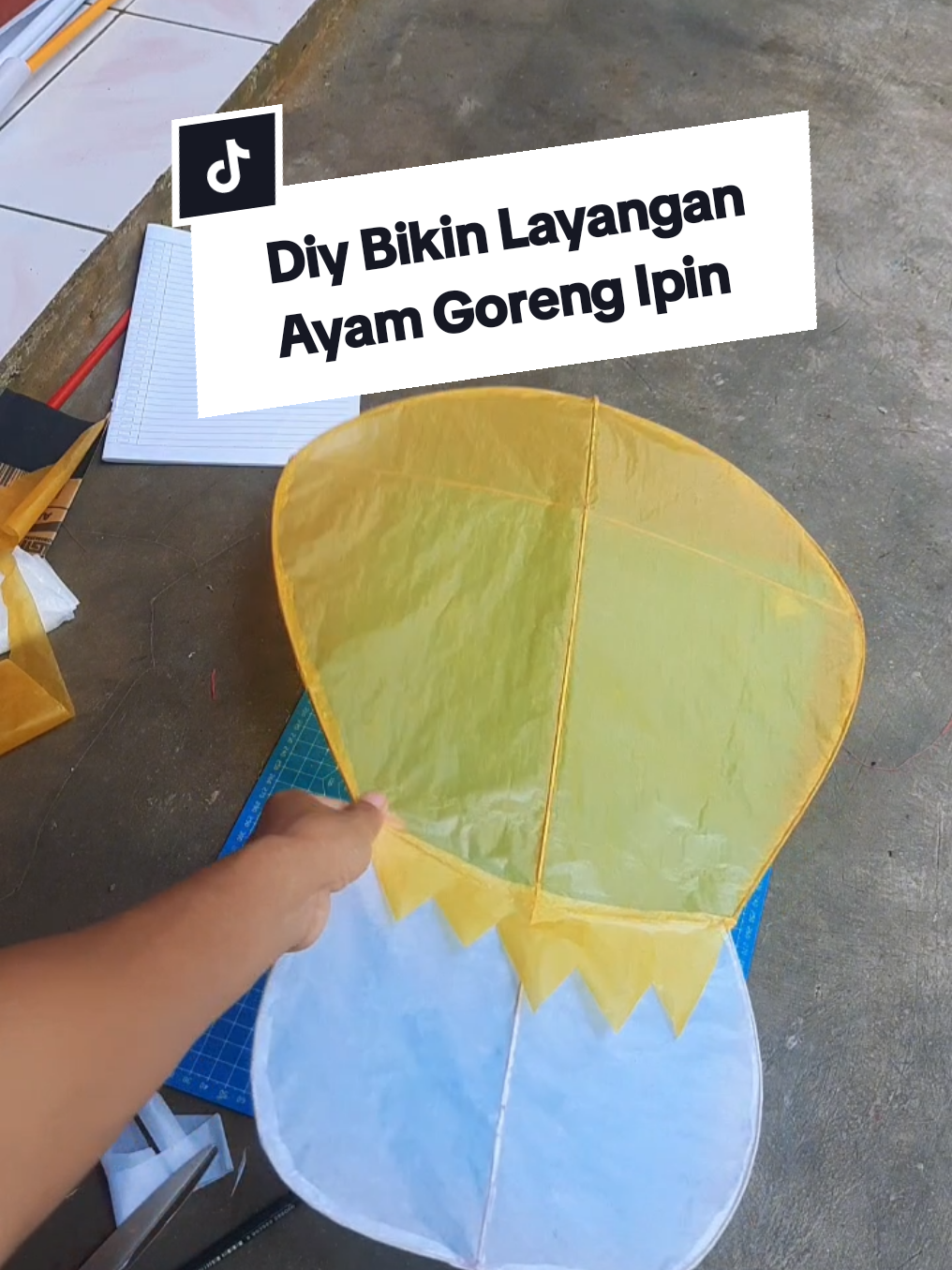bikin layangan ayam goreng ipin #bikinlayangan #musimlayangan #upinipin #layanganayamgoreng 