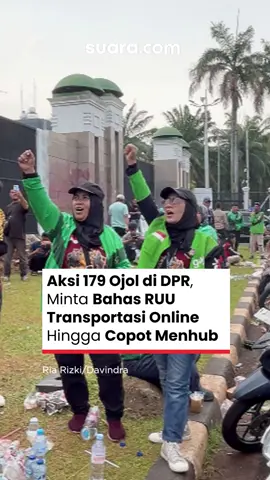 Sejumlah pengemudi ojek online atau Ojol yang tergabung dalam aliansi Gabungan Roda Dua (Garda) berunjuk rasa di depan Gedung DPR RI, Senayan, Jakarta. Massa membawa sebuah spanduk besar yang dibentangkan di barier beton depan gerbang DPR RI, Spanduk tersebut berisi soal tuntutan potongan aplikasi sebesar 10 persen. Namun mereka mengaitkannya dengan kematian Affan Kurniawan yang tewas dilintas Rantis Brimob. “Potongan aplikasi 10 persen harga mati. Bukan kawan kami yang dimatikan,” tulis spanduk tersebut, di depan Gedung DPR RI, Rabu (17/9/2025). Sementara itu, massa menggeruduk Gedung DPR RI saat hujan sedang deras-derasnya, Namun usai massa hadir dan mulai berorasi, hujan mendadak berhenti. Mereka menganggap seolah semesta mendukung perjuangan mereka. Perwakilan Garda Indonesia sempat diberi kesempatan untuk menyampaikan tuntutannya ke DPR RI. Ketua Umum Garda Indonesia, Raden Igun Wicaksono, mengatakan di dalam Gedung DPR, mereka bertemu dengan Wakil Ketua DPR RI Saad Mustafa. Pertemuan itu membuahkan hasil. Igun menyebut, Presiden Prabowo Subianto akan membuat draf perpres atau peraturan Presiden sehingga ojek online memiliki kekuatan setara undang-undang. “Mengenai tuntutan kedua nih tuntutan kedua adalah biaya potongan aplikasi atau bagi hasil, bagi hasil sudah disetujui oleh DPR RI maupun pemerintah dan negara bahwa untuk ojek online sebesar 90 persen dan untuk perusahaan aplikasi maksimal 10 persen,” ungkapnya. #ojol #demo #DPR #gardaojol #fyp #viral #beritaterkini #news