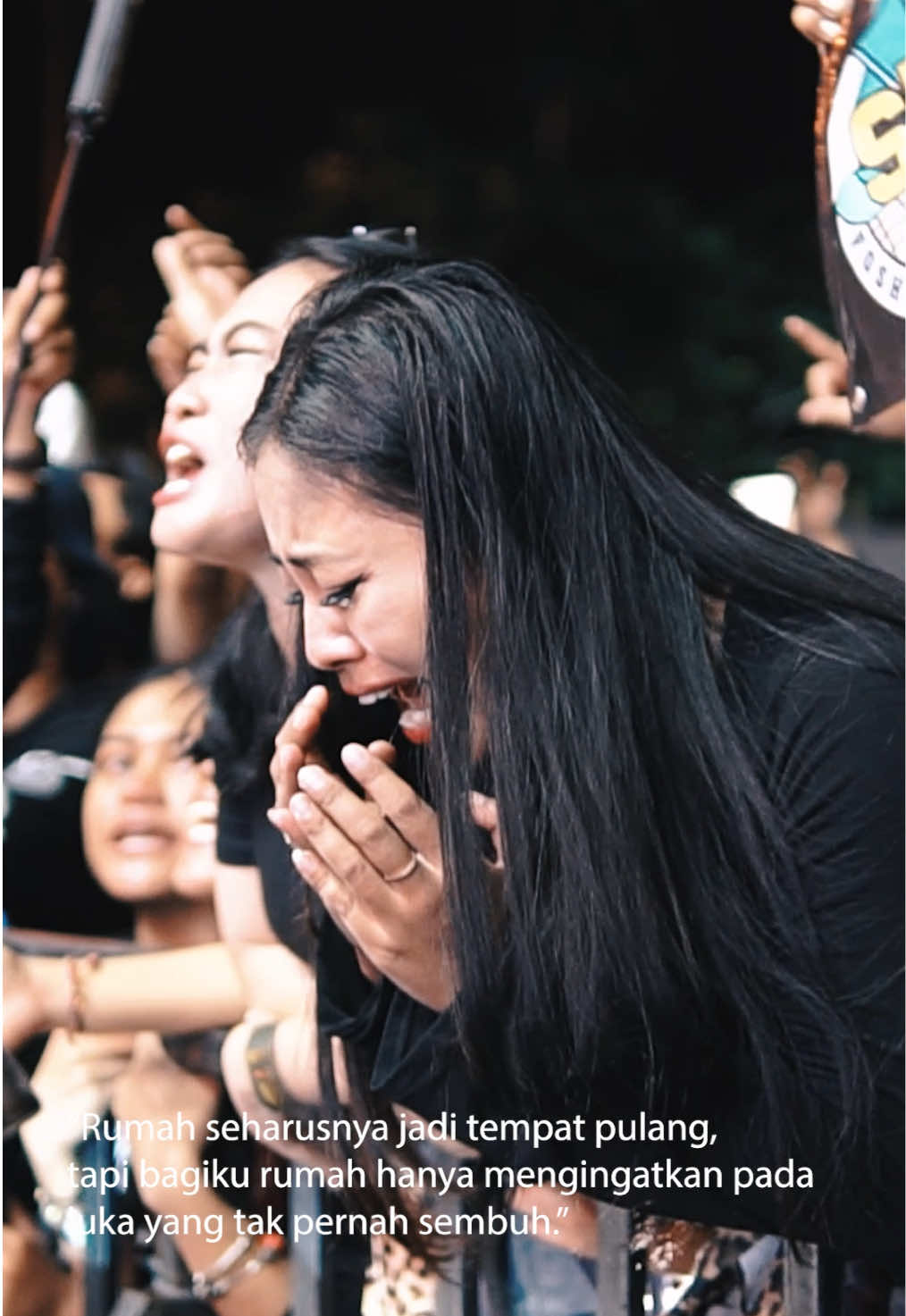 Ketika lagu yang sederhana menjadi penuh makna , Peluk hangat tuk diri , batin & peliknya cerita hidupmu #indahtaksempurna #standherealone #musikditiktok 