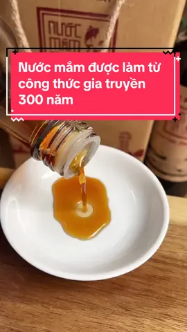 Một loại nước mắm dùng làm quà tặng người thân, đồng nghiệp, tặng sếp rất tinh tế và ý nghĩa nhân các dịp lễ tết. Đó chính là Nước mắm tĩn nhãn đỏ 40 độ đạm, hộp 2 chai thuỷ tinh 500ml của Bảo tàng nước mắm Làng Chai Xưa #nuocmam #nuocmamtruyenthong #nuocmamtin #nuocmamcacom  #nuocmamlangchaixua 