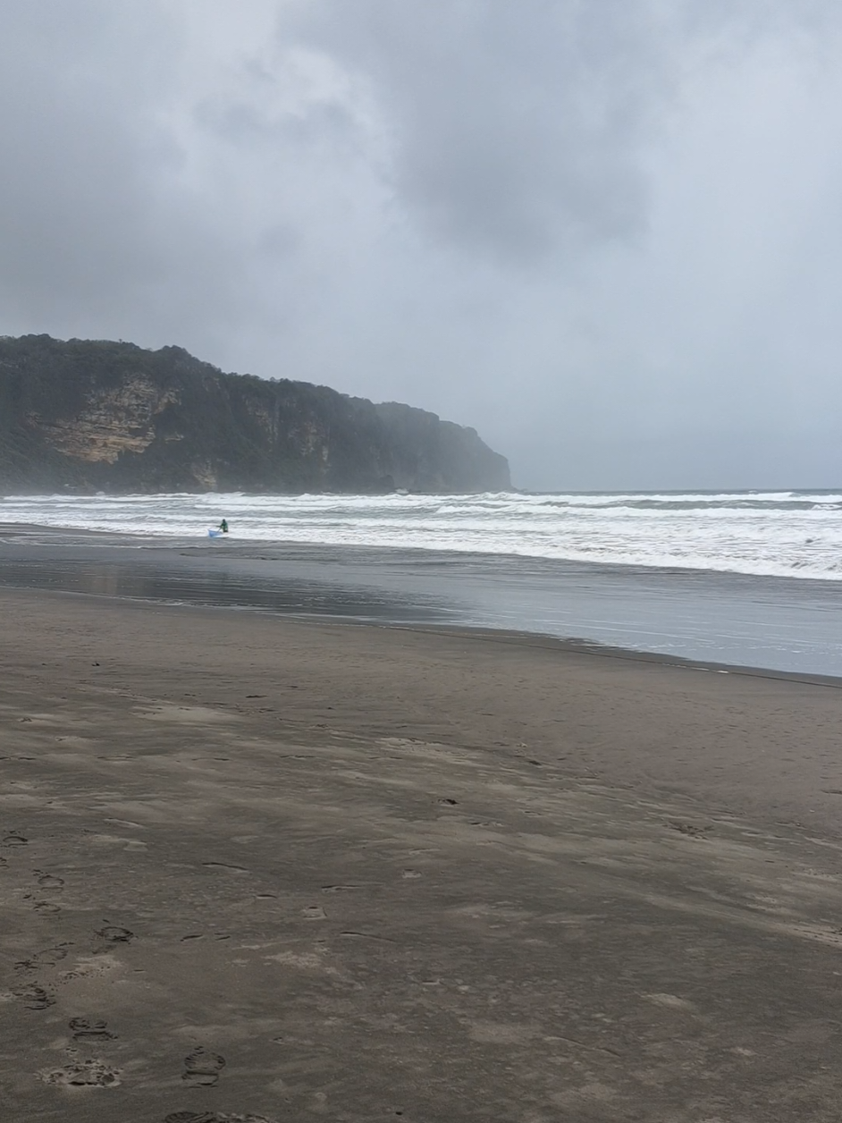 No filter. Pantai Parangtritis saat cuaca mendung cukup gelap, gerimis dan berkabut 🌬🌧 #Jogja #Pantai #PantaiParangtritis #Yogyakarta 