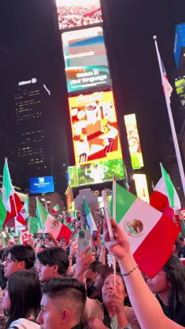 Desde times square 🌆🌃🌉🌇Para el mundo viva México 🇲🇽 