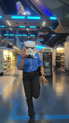 ✨🚀 Quand l’Empire interdit de danser… mais que tu entends Footloose 🎶🕺 #Stormtrooper#Footloose #startraders#StarWars#disneylandparis