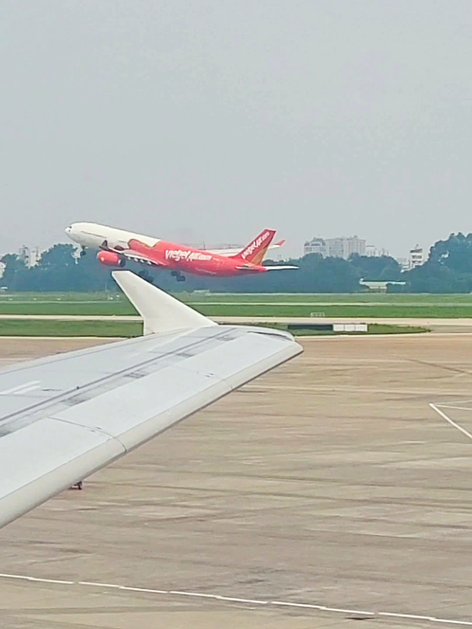 Máy Bay Cất Cánh Ở Sân Bay Tân Sơn Nhất #maybay #vietjet #thaiairways #ketthuclungchung #nhactamtrang 