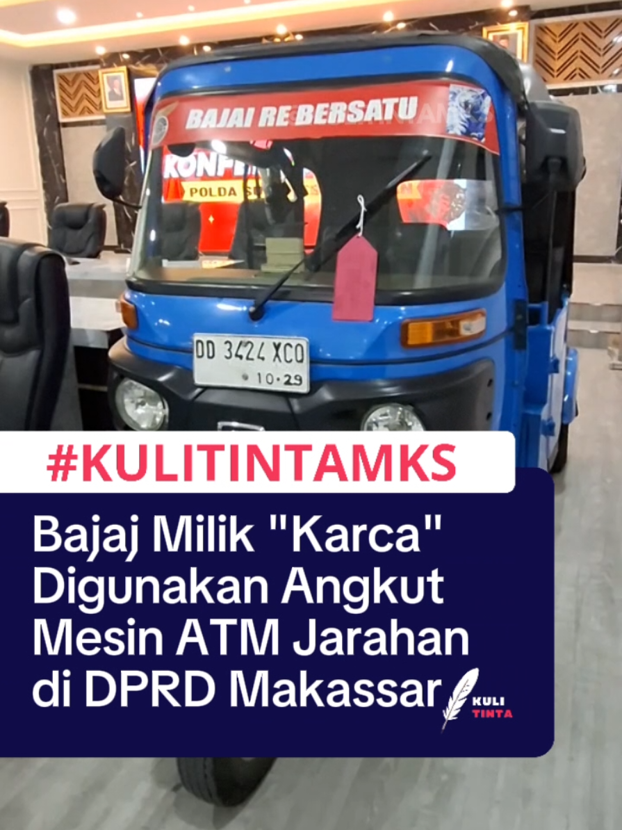 Satu unit bajaj jadi salah satu barang bukti penjarahan mesin ATM saat ricuh di gedung DPRD Makassar, Sulawesi Selatan, pada 29 Agustus 2025 lalu. Bajaj itu digunakan para pelaku mengangkat mesin ATM. Bajaj itu ditampilkan polisi dihadapan awak media pada konferensi pers di Kantor Polrestabes Makassar, Selasa (16/9/2025). Berdasarkan data dari Polrestabes Makassar, sopir bajaj berinisial AR alias Karca (23) warga Jl Hertasning Baru, Kelurahan Rappocini, Makassar. Polisi menyebut ada 20 orang yang melakukan penjarahan mesin ATM itu. Namun baru 10 orang yang ditangkap dan telah ditetapkan sebagai tersangka, sementara 10 lainnya masuk daftar pencarian orang (DPO). Bajaj yang digunakan mengangkut mesin ATM diketahui berwarna biru dengan nomor plat DD 3424 XCO. Bajaj itu ditampilkan bersama beberapa barang bukti lainnya, seperti kulkas, Iphone, sepeda motor, laptop, sepatu dan sisa uang hasil jarahan sekitar Rp32 juta. Karca ditangkap bersama sembilan orang tersangka lainnya. Masing-masing berinisial MCA (17) MAG (42), IKW (16), MAH (23), SWS (24), MJ (28), MAH (26), MN (19) dan MRS (19). Kapolrestabes Makassar Kombes Arya Perdana mengatakan awalnya para pelaku berjumlah 20 orang membawa keluar mesin ATM dari DPRD Kota dengan kendaraan pikap yang mereka bajak. Setelah itu, menggunakan bajaj menuju ke arah Malino, Kabupaten Gowa. Di lokasi itu, pelaku merusak mesin ATM dengan menggunakan gerinda. 