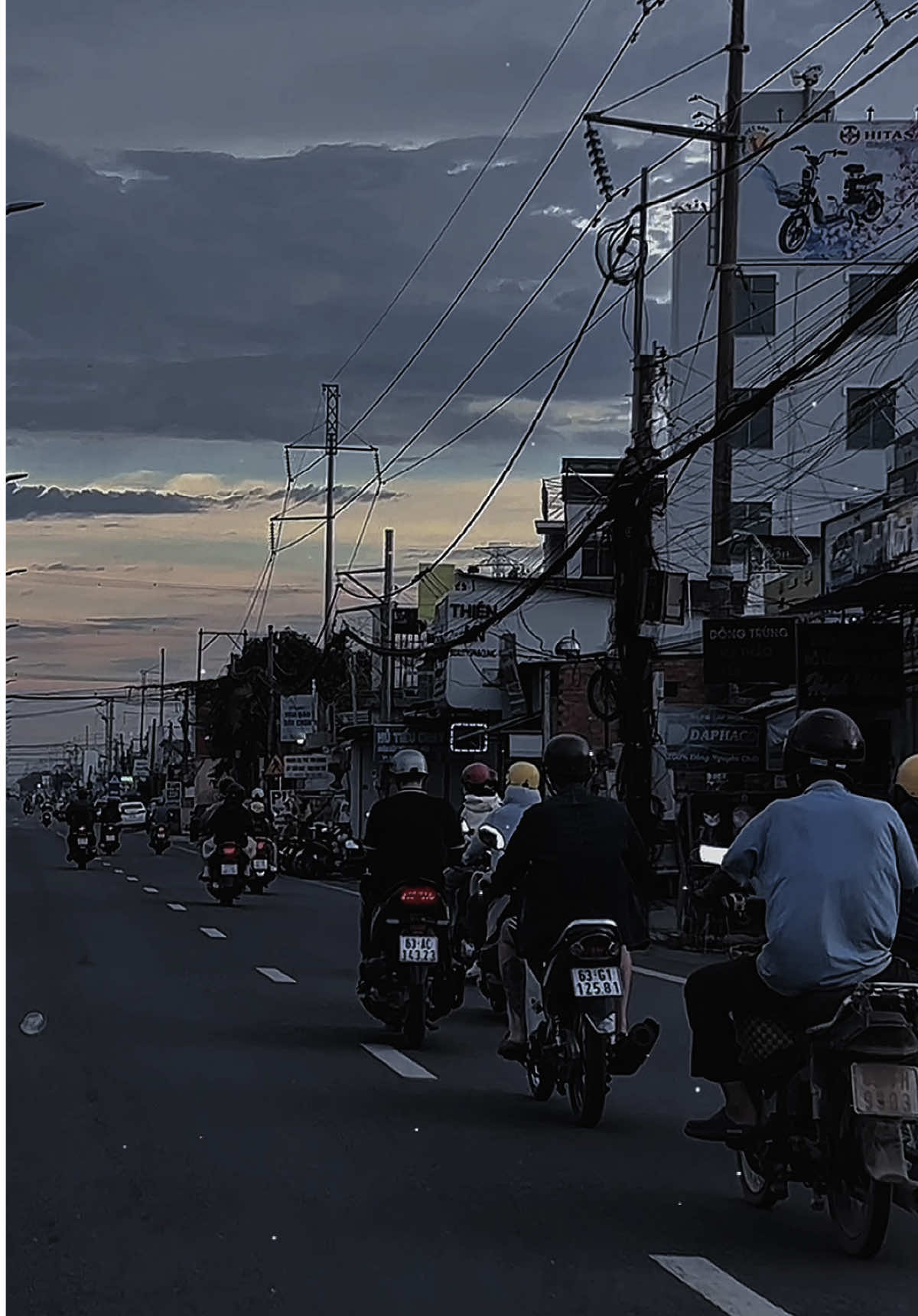 Cuộc đời không bao giờ đưa ai vào ngõ cụt, chỉ có con người tự đưa nhau vào đường cùng. #nhachaymoingay #tamtrang #1989 #xh  