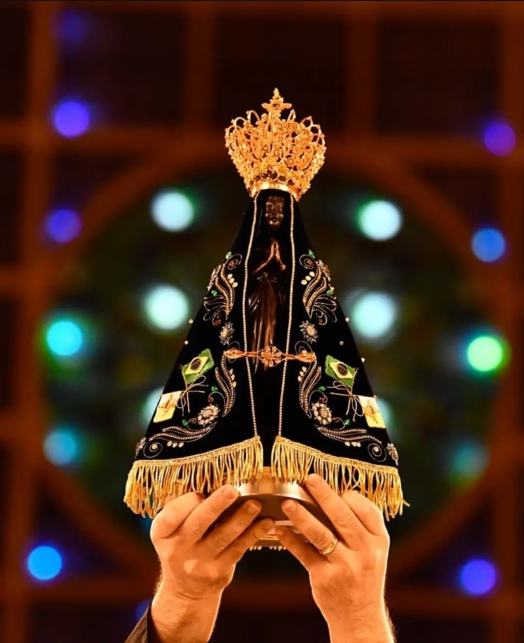 Nossa Senhora Aparecida, Mãe querida e protetora do povo brasileiro, a Ti confio minha vida, minha família e meus caminhos. Que o Teu manto sagrado me cubra de amor, me fortaleça nas lutas e me guie na esperança. Intercede por nós junto a Teu Filho Jesus, e que nunca falte fé, paz e luz no nosso coração. Obrigada por ser a Mãe que acolhe, consola e protege. 🙏✨ #catolicos #aparecidadonorte #fe #devoção #explore 