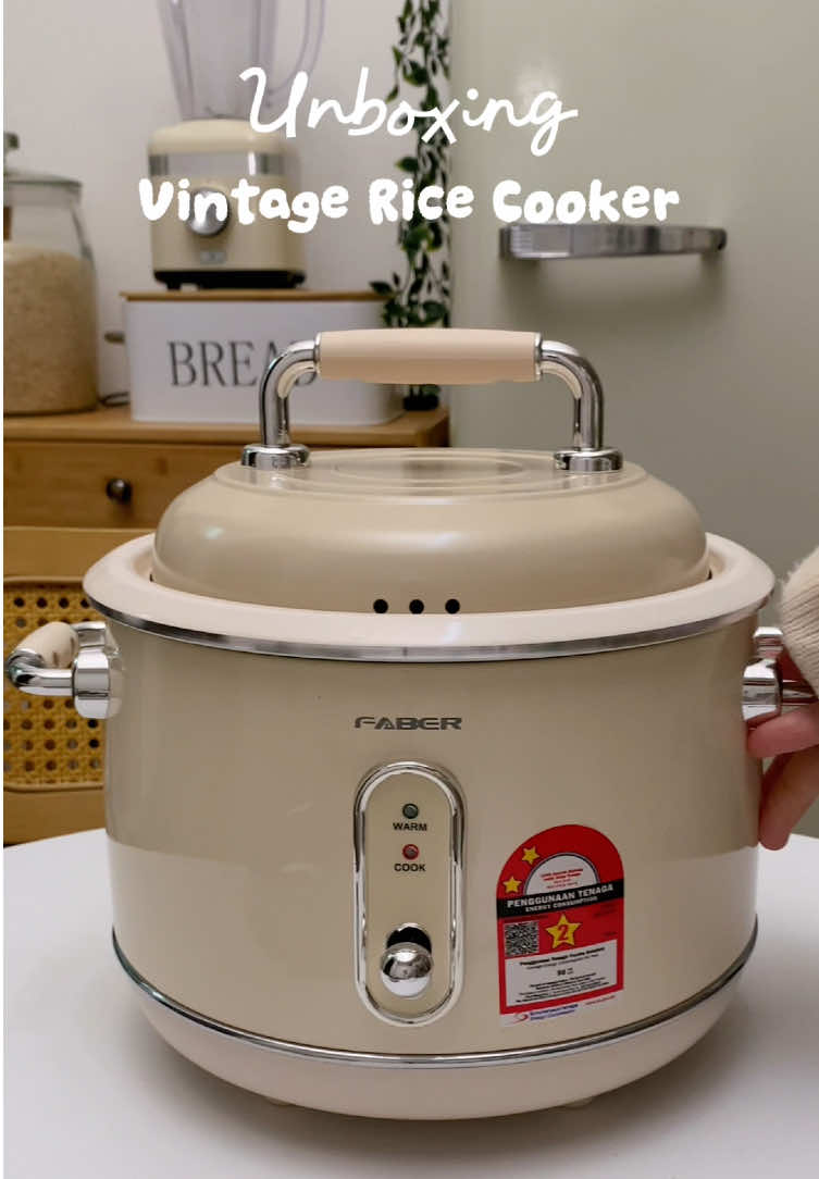 Periuk idaman! dah lama add to cart🫣 Suka gila dengan design dia! lagi2 penutup dia tu. senang nk cuci🤩  #ricecooker #vintagericecooker #periuknasi #retroricecooker 