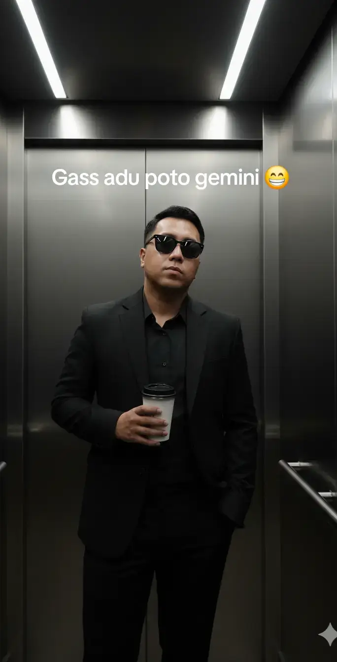 Nih Prom nya men,langsung di gass Edit foto itu menjadi berdiri santai didalam lift bergaya modern dengan dinding logam reflektif. la mengenakan outfit serba hitam : blazer slimfit dan celana panjang. Memakai kacamata hitam dan memegang secangkir kopi take away. Gaya elegant dan edgy dengan nuansa misterius. Pencahayaan redup dari lampu neon dilangit-langit menciptakan bayangan halus. #gemini #fypシ #ai 