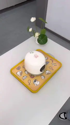 Nồi cơm điện nhỏ gọn, không chiếm nhiều diện tích, rất thuận tiện để nấu súp và nấu cháo. Phù hợp cho 1-2 người ăn.