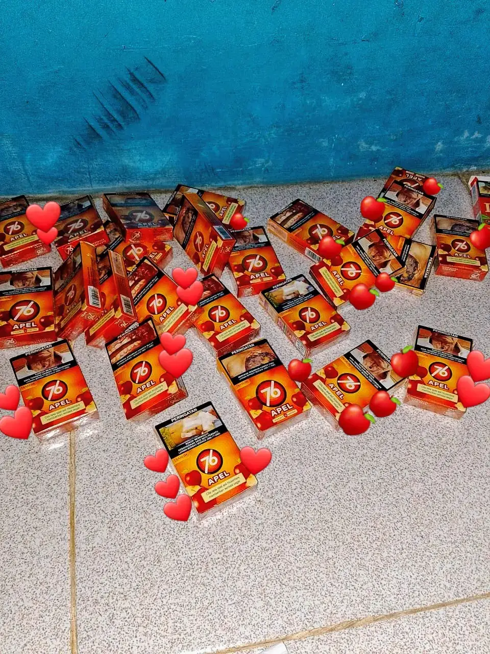 Berikut adalah cara membuat martabak manis: Bahan: - 250 gram tepung terigu - 1/2 sendok teh baking powder - 1/2 sendok teh garam - 1/4 sendok teh baking soda - 250 ml susu cair - 1 butir telur - 2 sendok makan gula pasir - Mentega atau butter untuk olesan Bahan topping: - Meises (chocolate chip) - Kacang tanah - Keju parut - Selai stroberi atau lainnya Cara membuat: 1. Campur tepung terigu, baking powder, garam, dan baking soda. 2. Tambahkan susu cair, telur, dan gula pasir. Aduk rata. 3. Panaskan wajan martabak atau teflon dengan api kecil. 4. Olesi mentega atau butter pada wajan. 5. Tuang adonan ke dalam wajan, tutup dengan penutup wajan. 6. Tunggu hingga muncul pori-pori, tambahkan topping. 7. Lipat martabak menjadi dua, angkat dan sajikan. #trend#foryoupage#fypp