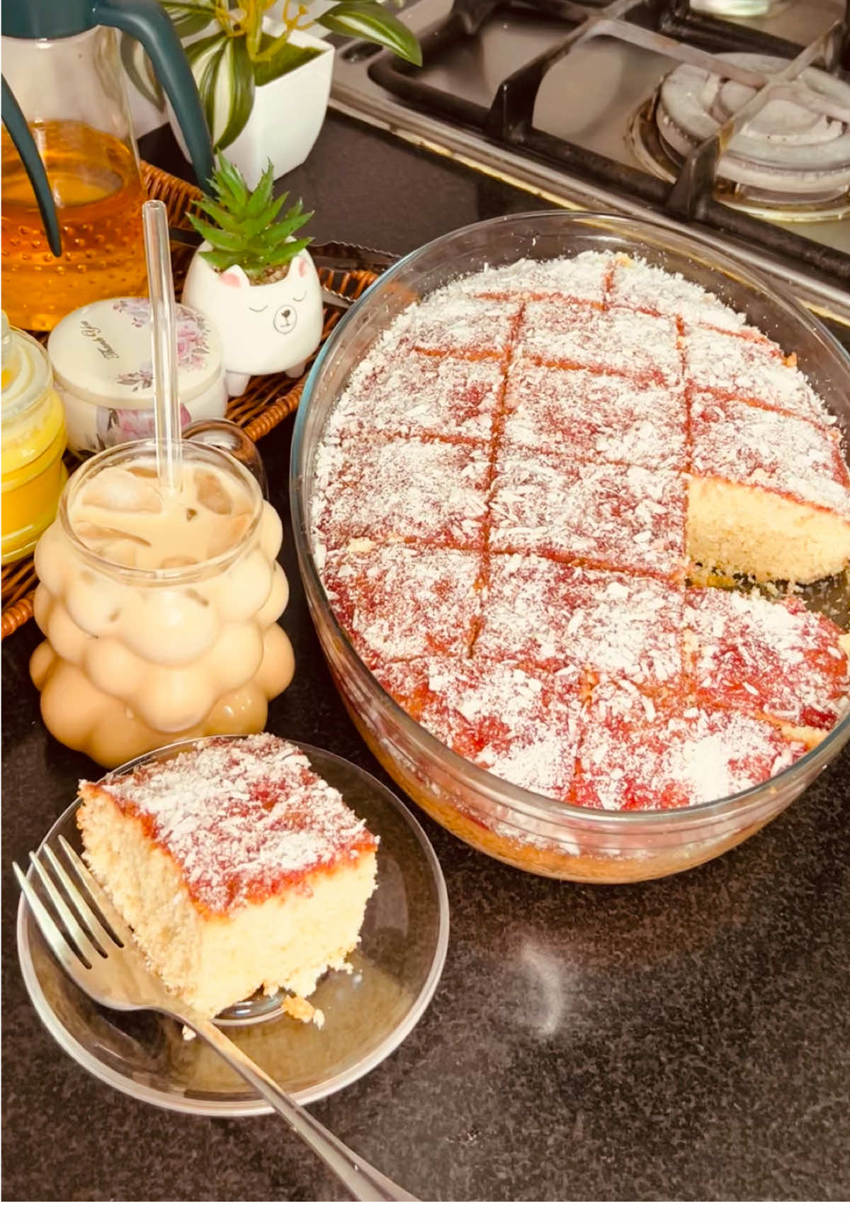 Ingredients :4eggs,1 cup sugar,1tbsp vanilla extract,1tbsp vinegar 2cups flour,1 tsp baking powder,1/4tsp salt 1/2 cup desiccated coconut,1/4cup oil,1/4cup milk.                                          Let the cake cool fully,Add 1 cup of milk with 2tbsp of condensed milk,pour it over the cake,apply some strawberry jam then drizzle desiccated coconut on top of the cake,keep it the fridge and serve while cool….Enjoy😍#somali #somalitiktok 