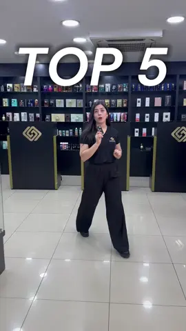 🌙✨ Top 5 perfumes árabes más vendidos en Genove! ✨🌙 Las fragancias orientales que conquistaron a todos y no pueden faltar en tu colección. 🔥 🖤 Del 5º al 1º lugar, los favoritos de siempre — intensos, irresistibles y con el mejor precio que solo Genove tiene. 📲 Consigue el tuyo en genove.com.py 🚚 Hacemos entregas en todo Paraguay.