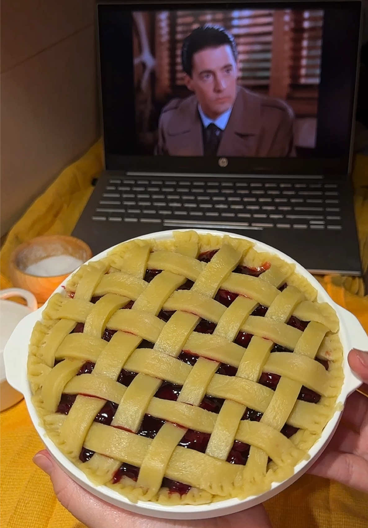 тот самый вишневый пирог из Twin Peaks🍒 ну какая осень без уютной согревающей выпечки и просмотра любимых сериалов! наводим уют с помощью декора и начинаем готовить для теста: яйцо  сахар 100 гр  масло сливочное мягкое 100 гр  сметана 20% 100 гр  мука 360 гр  разрыхлитель 1 ч.л  для вишневой начинки: вишня 600 гр  сахар 130 гр  кукурузный крахмал 2 ст.л  вода 5 ст.л  на высоком огне прогрей вишню с сахаром, как только закипит, убери огонь на минимальный и влей крахмал, разведенный в  воде. прогревай постоянно помешивая 2-3 минуты до загустения. переложи в тарелку и остуди до комнатной температуры  для теста в миске смешай яйцо, сметану, мягкое масло, сахар и щепотку соли. влей жидкую часть в муку с разрыхлителем, перемешай до мягкого и пластичного теста на форму выложи часть теста, затем вишневую начинку, сверху выложи полоски теста в шахматном порядке для красивого узора. смажь желтком, посыпь коричневым сахаром и выпекай 45 минут при 175°  готовый пирог остуди или стабилизируй ночь в холодильнике. приятного аппетита за кинопросмотром🍿