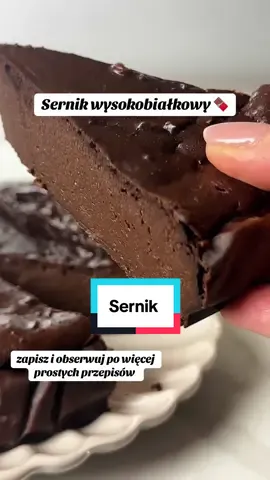 🍫Przepyszny, szybki i wysokobiałkowy serniczek czekoladowy❤️ 🍫Zrób go ze mną i obserwuj po więcej!  1 z 8 porcji ma: 190 kcal / B:13g / T:10g / W:14g  Składniki: 400g serka wiejskiego lekkiego  150g serka naturalnego almette  4 jajka  40g ksylitolu  60g gorzkiej czekolady 80%   40g kakao  20g mąki ziemniaczanej  Przygotowanie: 1. Czekoladę rozpuść w kąpieli wodnej.  2. Wszystkie składniki przełóż do miski i zmiksuj za pomocą blendera.  3. Przełóż do blaszki wyłożonej papierem do pieczenia (średnica 18 cm).  4. Piecz w 175 stopniach przez 60 minut (termoobieg góra/dół). 5. Odstaw do wystudzenia a następnie podziel na 8 porcji. #sernik #sernikczekoladowy #dietetyczka 