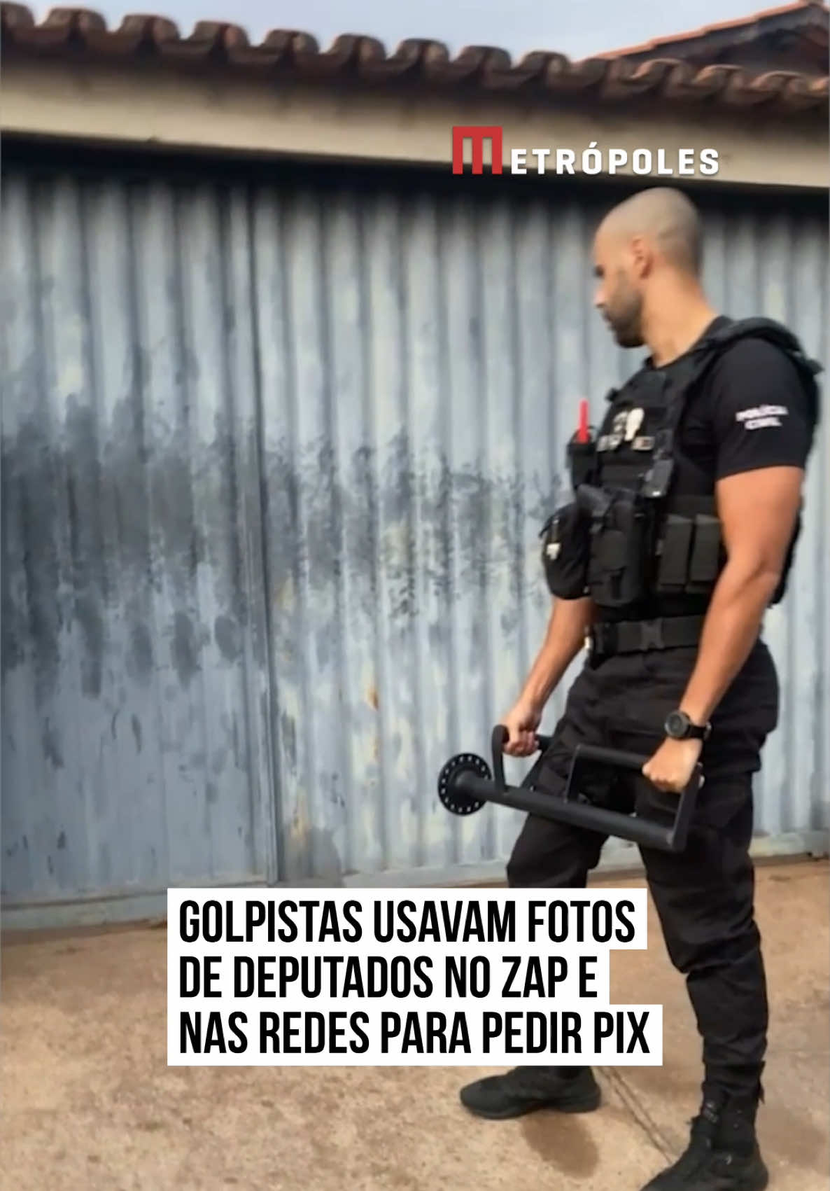 A #PolíciaCivil do #DistritoFederal (#PCDF), por meio da Divisão de Análise de Crimes Virtuais, deflagrou na manhã desta terça-feira (17/9) a Operação Falsa Tribuna, com o objetivo de desarticular uma organização criminosa especializada em golpes virtuais praticados a partir de perfis falsos de #deputados e ex-deputados de Brasília. A ação, que contou com apoio da Delegacia Especial de Crimes Cibernéticos da Polícia Civil de Goiás (PCGO), cumpriu os mandados de busca e apreensão, onde foram apreendidos celulares e outros materiais que serão submetidos a perícia técnica. De acordo com as investigações, o grupo atuava de forma estruturada e ramificada, utilizando identidades falsas, contas de e-mail e perfis em redes sociais para aplicar fraudes eletrônicas, estelionatos e lavagem de dinheiro. Os criminosos criavam contas em aplicativos de mensagens com imagens e informações públicas de parlamentares e, a partir delas, entravam em contato com familiares dos deputados, dizendo que estavam em situação de emergência — como acidentes ou problemas de saúde — para solicitar transferências bancárias imediatas, sobretudo via Pix. O uso indevido da imagem de autoridades conferia credibilidade ao golpe, tornando mais fácil convencer as vítimas a realizar os pagamentos sem questionar a veracidade dos pedidos. Os envolvidos podem responder por falsa identidade, estelionato mediante fraude eletrônica, associação criminosa e lavagem de dinheiro. As penas somadas podem ultrapassar 20 anos de prisão. #TikTokNotícias 🎥 Reprodução / PCGO