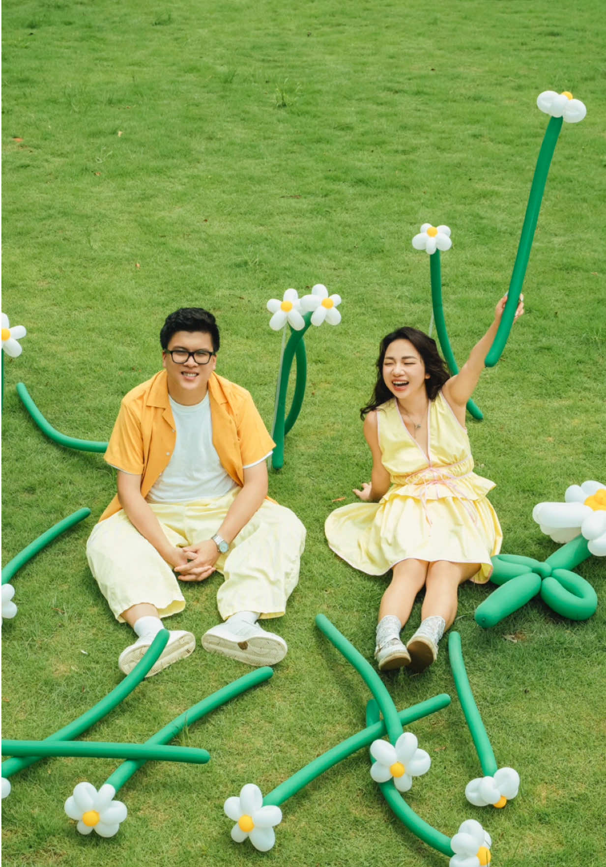 Bác Long không biết còn phải chụp bao nhiêu bộ ảnh nữa haha #longbyquyen #couple #family 