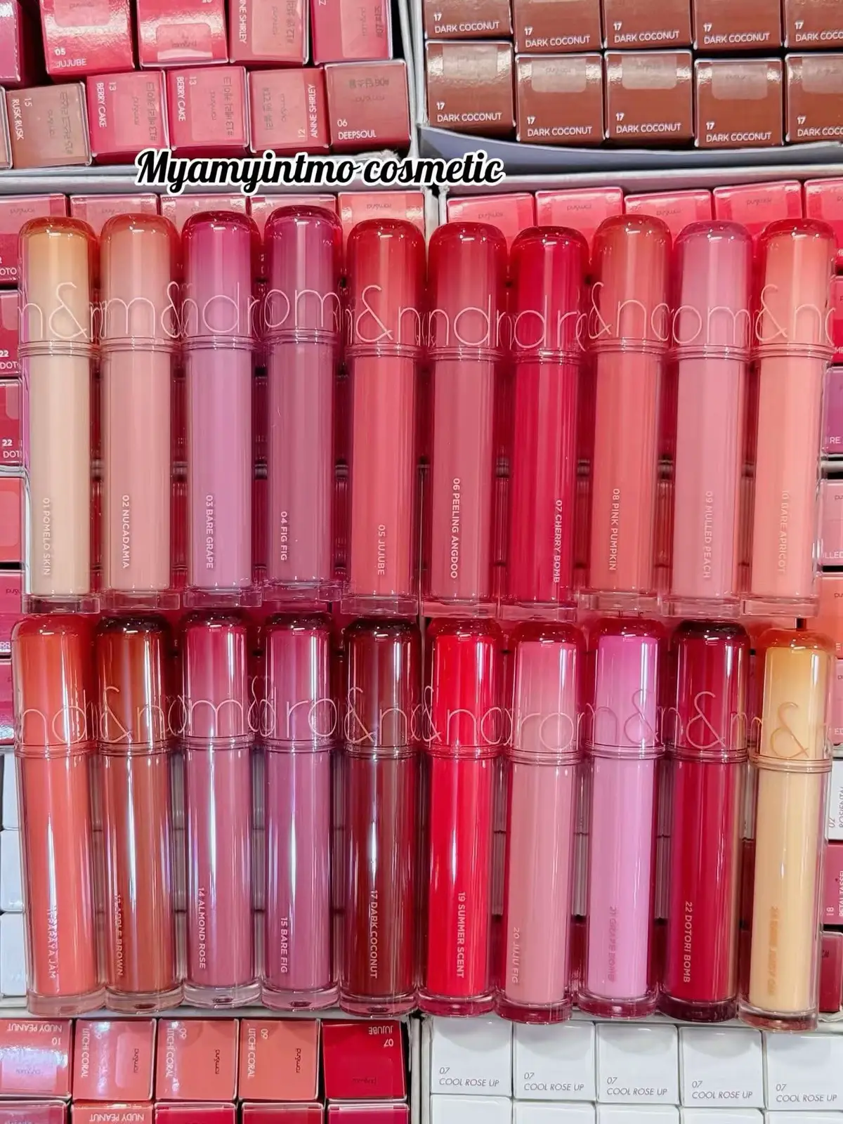 𝐑𝐨𝐦𝐚𝐧𝐝 𝐓𝐡𝐞 𝐍𝐞𝐰 𝐓𝐡𝐞 𝐉𝐮𝐢𝐜𝐲 𝐋𝐚𝐬𝐭𝐢𝐧𝐠 𝐓𝐢𝐧𝐭 The New Juicy လေးကလေ အရင် Juicy နဲ့မတူပါဘူး သဲလေးတို့ 🥰🩷 Packaging ပြောင်းတာမဟုတ်ပဲ Upgrade series အသစ်ထပ်ထုတ်ပေးထားတာမို့  အခု New လေးက ပိုပြီး juicy/glossy ဖြစ်ပါတယ်  Hydration လည်းပိုများပြီး long lasting လည်း ပိုဖြစ်တယ်နော် 💓 best selling colors တွေကို mix ပြီးထုတ်ပေးထားတာမို့  တော်တော်လေးကို လှတဲ့အရောင်အသစ်လေးတွေရယ်  𝐀𝐯𝐚𝐢𝐚𝐛𝐥𝐞 𝐜𝐨𝐥𝐨𝐮𝐫 -01/02/03/04/05/06/07/08/09/10/11/12/14/15/17/19/20/21/22/23/24 #romand 