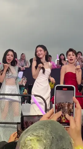 Bay vào tận nơi chỉ để nhìn thấy cô ta phát sáng @Han Sara #emxinhsayhi #concert #exsh #CapCut 