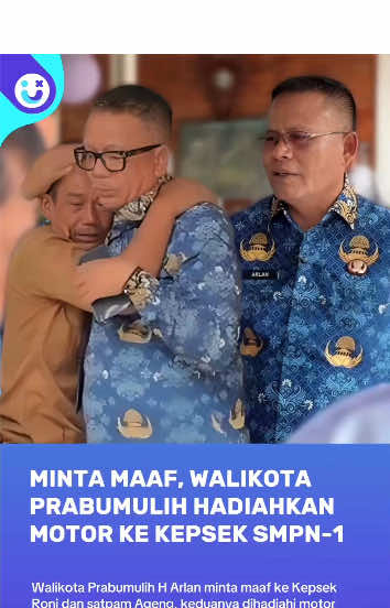 Minta Maaf, Wali Kota Prabumulih Hadiahkan Motor Ke Kepsek Roni dan Ageng Satpam Sekolah. Walikota Prabumulih, H Arlan, akhirnya mendatangi kediaman Kepala Sekolah (Kepsek) SMP Negeri 1 Prabumulih, Roni Ardiansyah, dan satpam sekolah bernama Ageng Winoto yang sempat diberhentikan usai melarang anaknya membawa mobil ke sekolah. Pertemuan berlangsung pada Selasa (16/9/2025). Dalam momen itu, Arlan berpelukan dengan Roni dan Ageng, seraya mengaku khilaf.  “Cak minta maaf kalau ada salah, namanya manusia,” ucap Arlan. Walkot Arlan juga berpesan agar Roni tetap beraktivitas seperti biasa tanpa merasa canggung dengan para siswa. Baik Roni maupun Ageng menerima permintaan maaf tersebut. Bahkan, Ageng sempat menitikkan air mata saat memastikan kesediaannya memaafkan wali kota. Sebagai tanda itikad baik, Arlan memberikan hadiah berupa sepeda motor listrik kepada keduanya. “Ini motor Pak Ageng satu, Pak Roni satu. Harus balik lagi ke SMP itu ya, wajib itu, ini perintah ya,” tegas Arlan. Sementara Roni mengatakan ikhlas menerima permintaan maaf dari wali kota Prabumulih. Ia menganggap peristiwa yang terjadi belakangan ini juga merupakan pelajaran buat dia. #Kepsek #KepalaSekolah #SMPN1Prabumulih #WalikotaPrabumulih #RoniArdiansyah 