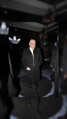 Adriano Galliani menepis rumor kembalinya ia ke AC Milan. Kehadirannya di San Siro ditegaskan murni sebagai seorang fans, bukan pertanda akan kembali ke jajaran manajemen. Loyalitas seorang legenda! 🔴⚫ #AdrianoGalliani #ACMilan #Galliani #SempreMilan #Rossoneri 