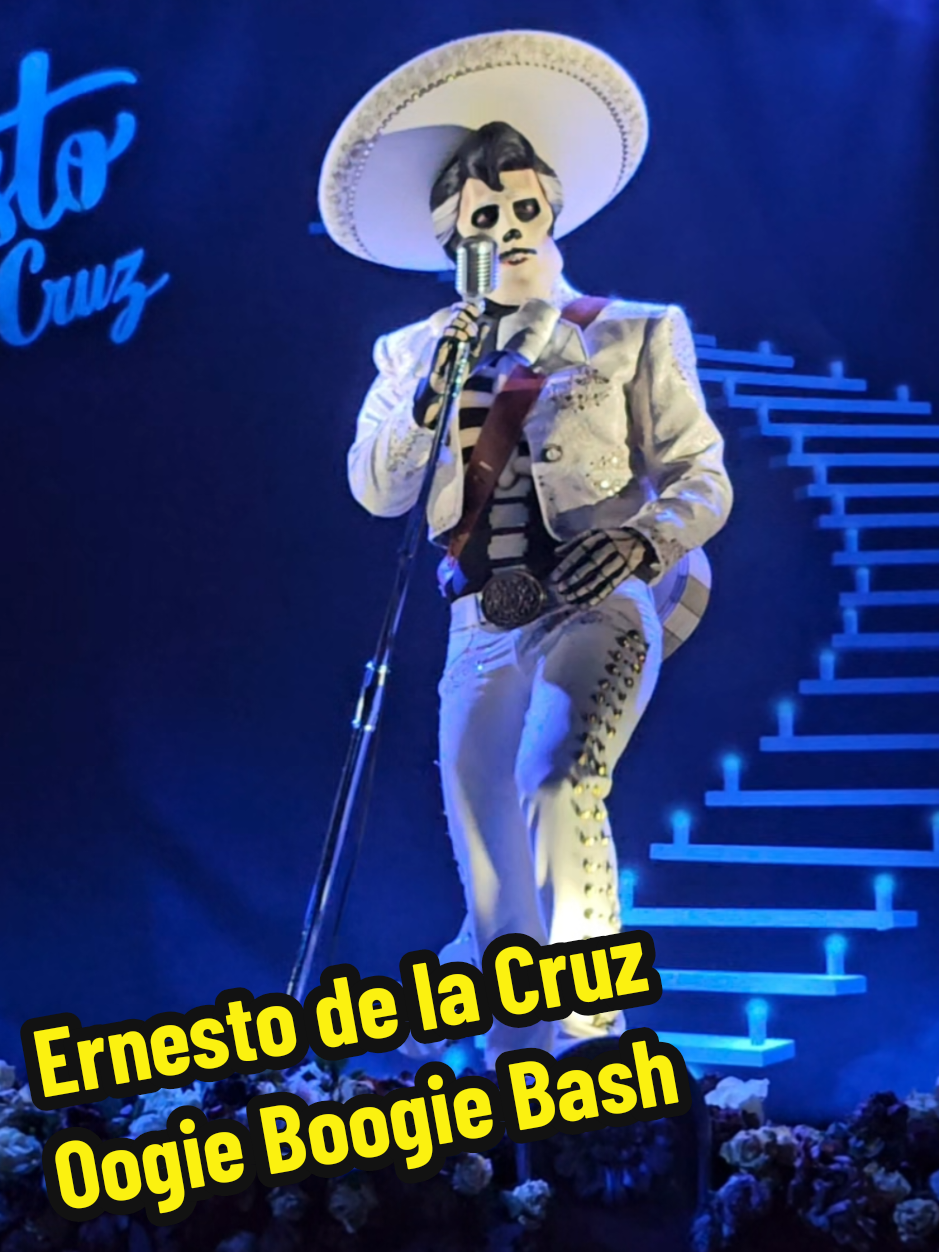 I love how much he interacts with guests 😍 #oogieboogiebash #ernestodelacruz #disneycharacter  #disneycharactermeetandgreet 