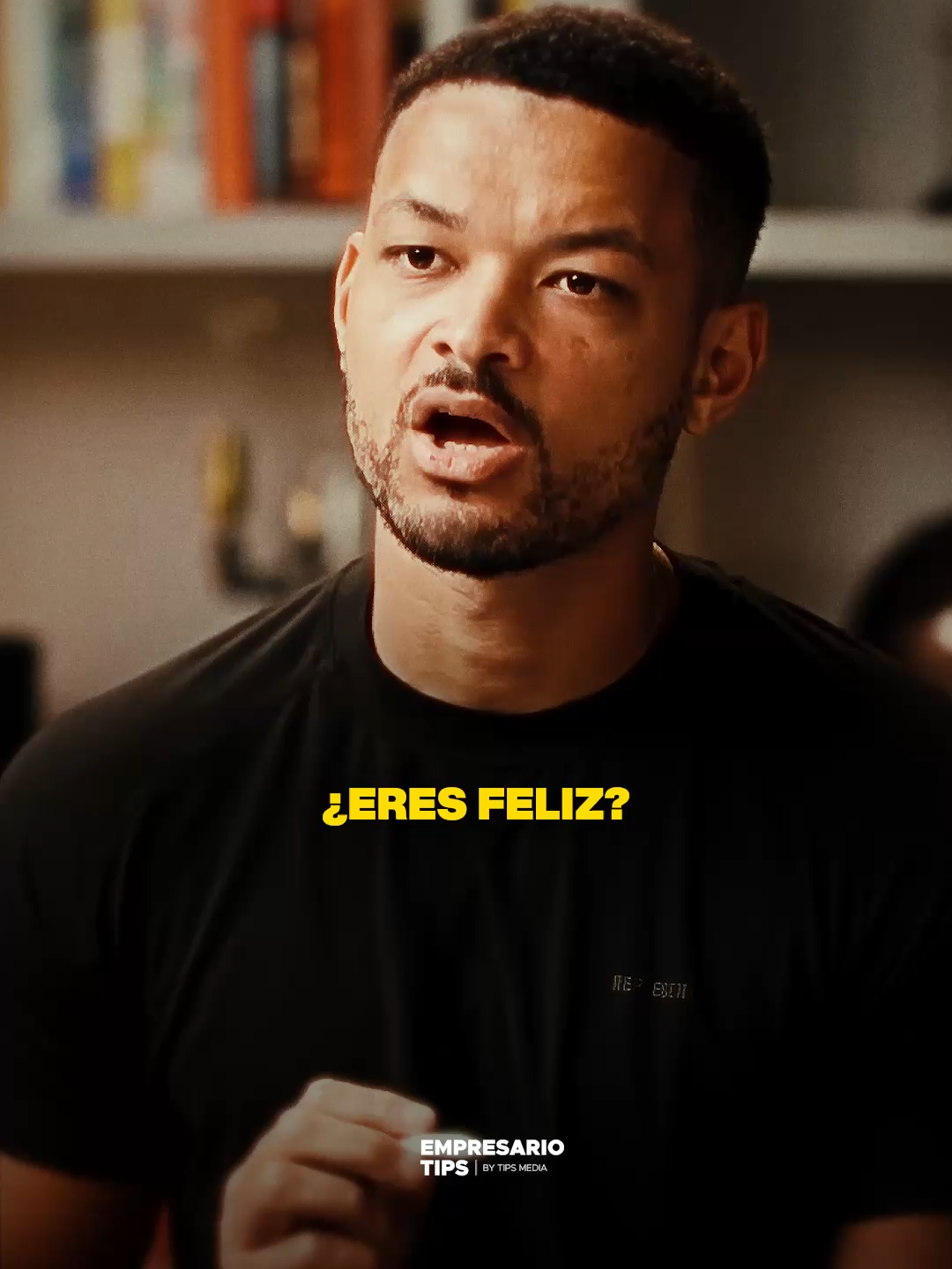 La paz y la felicidad a menudo se confunden, pero son realidades profundamente diferentes. La felicidad es una emoción, intensa pero fugaz, que solo existe en contraste con el sufrimiento: sin dolor, no podríamos reconocer ni valorar la alegría. La paz, en cambio, es un estado interior más profundo y estable. No depende de las circunstancias externas ni de momentos de euforia, sino que nace del equilibrio interior, de la aceptación de la vida tal como es. Mientras que la felicidad va y viene, la paz puede perdurar, puede cultivarse en el silencio, en la conciencia, en la serenidad. Es posible vivir en paz incluso en los momentos difíciles, porque la paz no niega el sufrimiento, sino que lo abraza sin dejarse arrastrar por él.