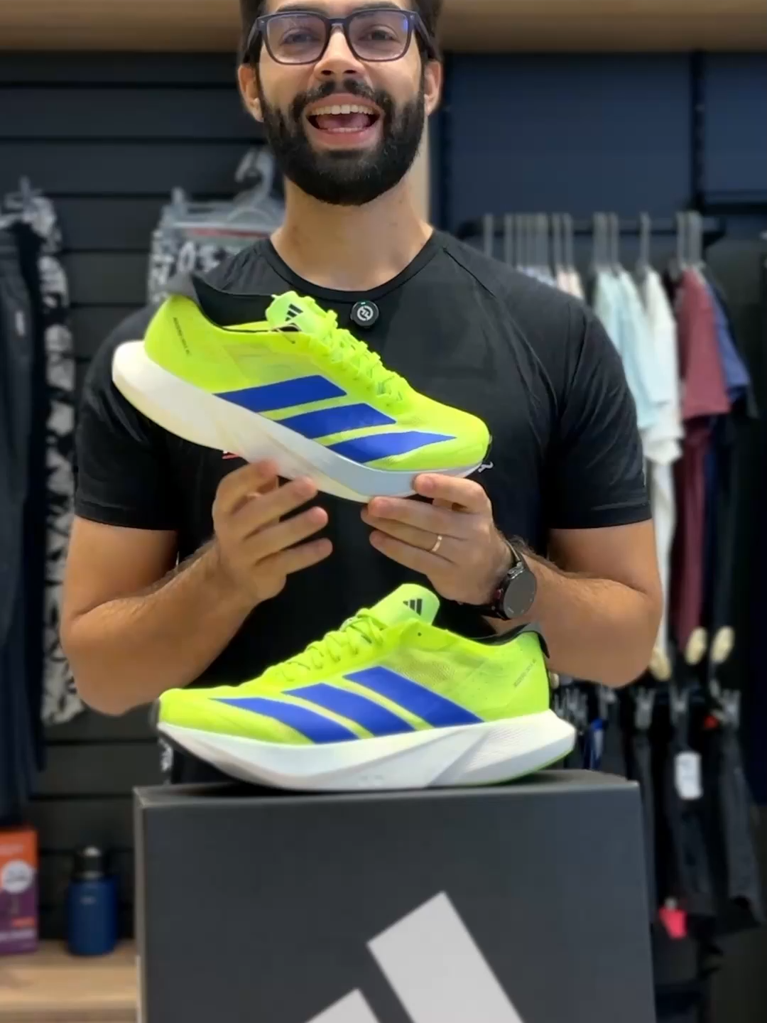 Adizero Drive RC por R$909,90 à vista. O tênis que vai evoluir sua corrida. Esse é o Adizero Drive RC da Adidas, o supertreino da marca que combina velocidade e estilo num só calçado. Os supertreinos são os tênis do momento, seja pra quem quer treinar ou até pra quem quer correr melhor em provas, esses modelos “supertreinos” são esses que possuem uma placa menos responsiva e que são super versáteis. O drive RC da Adidas é desenvolvido e produzido no BRASIL, o que enche a gente de orgulho em saber que temos gente boa, tecnologia de ponta pra produzir um produto tão bom quanto esse aqui, mas bora falar dele então. A começar pelo design, que segue o modelo da linha Adizero, sendo bem diferente, robusto e moderno, ficou bonito demais! Esse aqui tem um cabedal em mesh, super fininho e respirável além de ser MUITO LEVE, muito mesmo. Ele não é aquele que tem muito enchimento de espuma nem muuuito conforto no cabedal, a proposta aqui é leveza e responsividade. Na entressola o Lighstrike, tecnologia de máxima responsividade da marca que é um meio termo ali entre maciez e responsividade, mas puxando mais pro lado do retorno de energia. Além disso, temos uma placa, sim, tênis de placa...que não é bem uma placa, a Adidas chama de Energyrods que são hastes em fibra de vidro que faz meio que o desenho do seu pé e que ajuda muuuito na responsividade, mas sem ser tão rígido quanto a placa de carbono. A sola é de borracha pra dar mais durabilidade, aderência e segurança na hora da sua corrida. O Drive RC é recomendado para corridas de 5, 10, 15, 21 KM, e até pros treinos diários. Está querendo um tênis com placa mas não sabe por onde começar, então vem pro Tremendão conhecer o Drive RC da Adidas que tenho certeza que você vai gostar demais. Curtiu? Corre pro Tremendão e garante já o seu ;) Atendimento via WhatsApp (34) 9 9943-3993 📱 *Valores sujeitos a alterações futuras. *Produtos sujeitos à indisponibilidade. #vemprotremendao