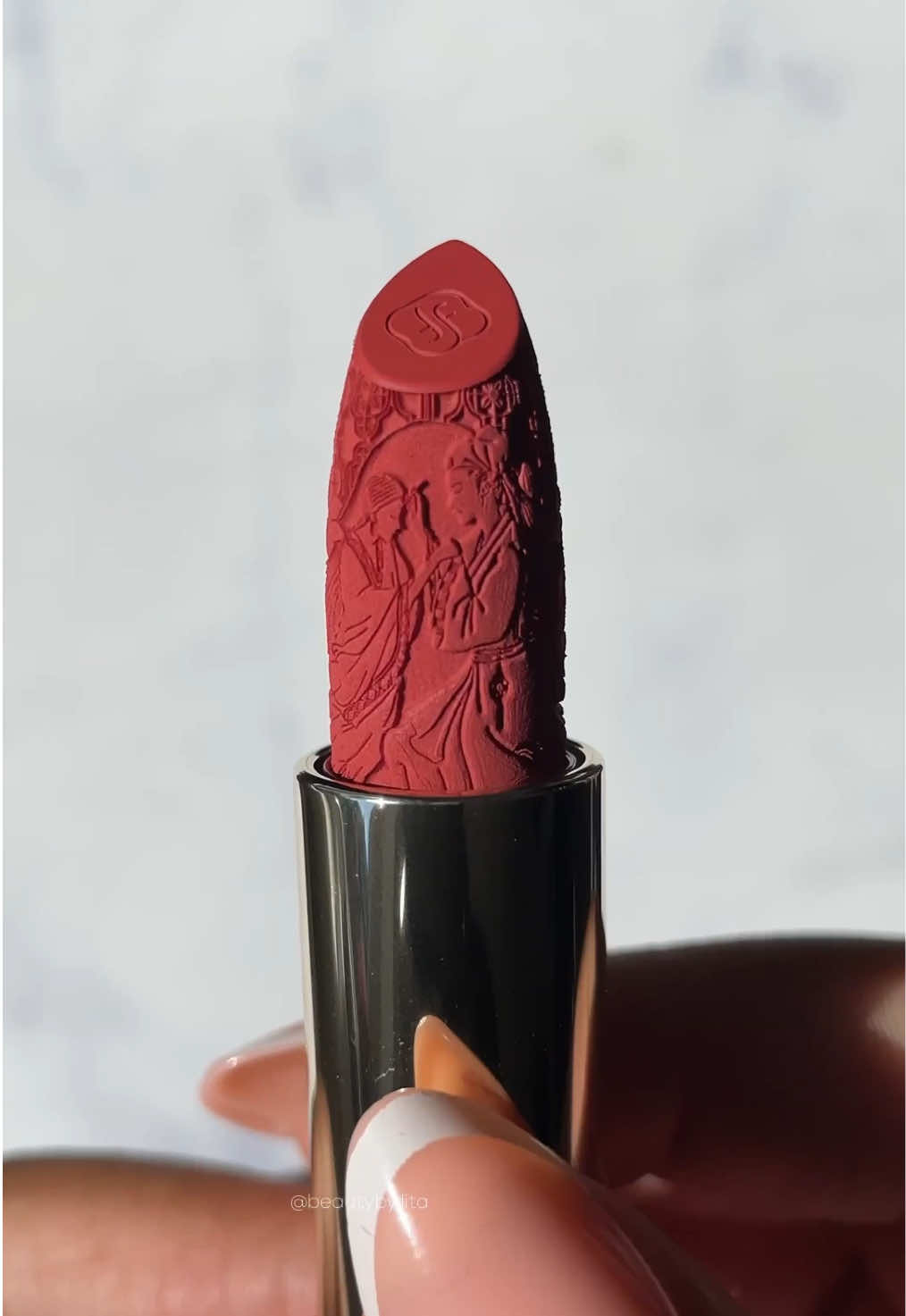 The prettiest @Florasis Shop lipstick 😍 literally a piece of art. Shade name: C9420 Sakura Bliss #lipstick #koreanbeauty #koreanmakeup #makeup #beauty 