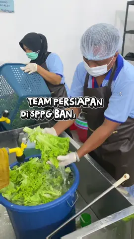 Persiapan bahan makanan untuk program MBG di SPPG Banjar Agung, Sekampung Udik, Lampung Timur. Semua dikerjakan bareng tim dengan penuh semangat dan kekompakan.  #MBG2025 #SPPGBanjarAgung #SekampungUdik #LampungTimur #TimSolid       