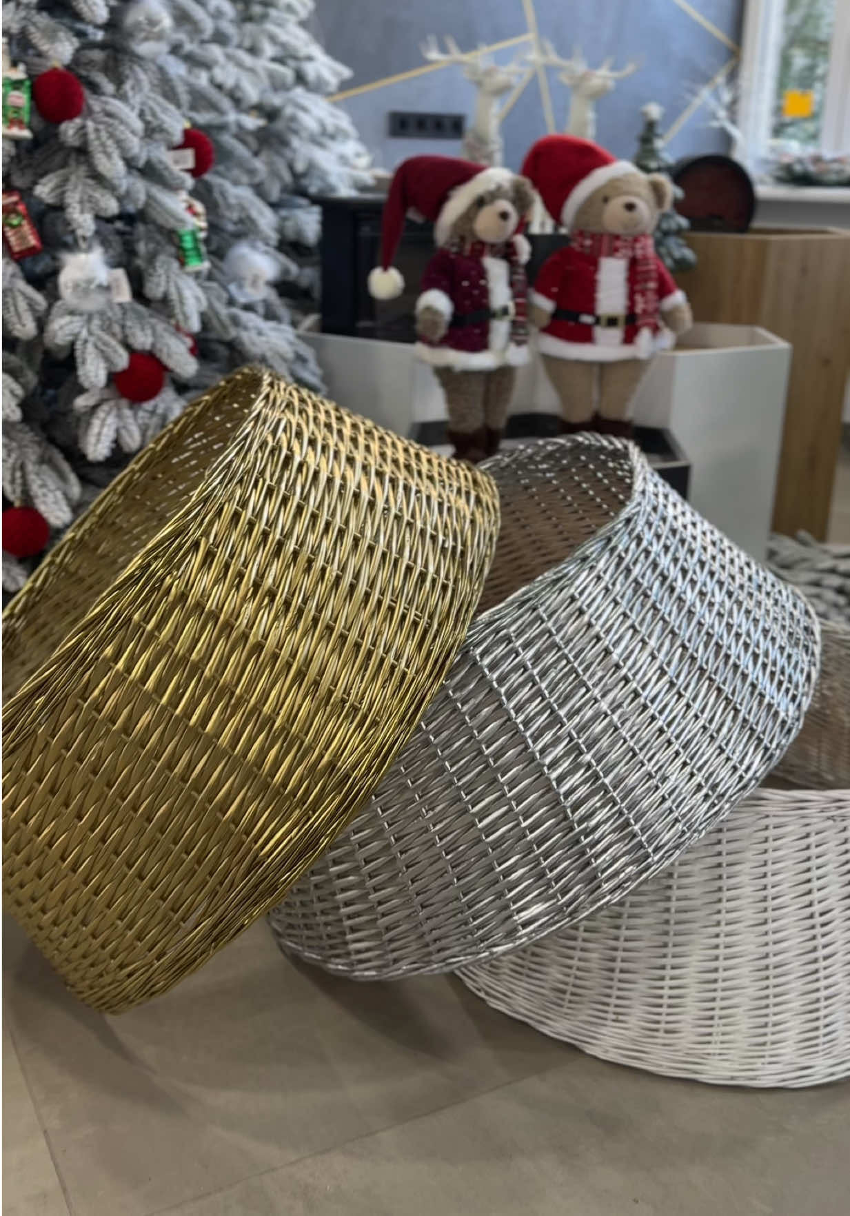 Кошик під ялинку 🌲 Перша партія уже в нас 🦾🦾🦾 Свіжесенькі🙌🏻красиві корзинки які прикрасять низ Вашої ялинки 🤩🌲 Доступні кольорі : білий ,срібний та золотий 👌 Діаметр 75см Для швидкого замовлення пишіть в дірект 🤝 Наш інстаграм @eler.plys  #корзинапідялинку#кошикпідялинку#