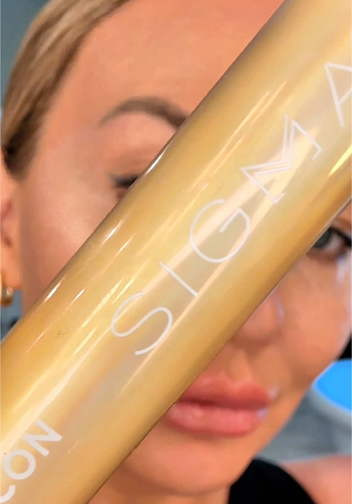 The queen of TikTok LIVE 👑 @Jess Koehler is showing off the new Sigma Lash Icon Tubing Mascara. Major volume, no smudge, melts off with water 🫧 It’s everything your lashes have been waiting for 👁️✨ Don’t miss the live magic 💕 #LashTok #SigmaBeauty #TubingMascara #MakeupTok #TikTokLiveFinds 