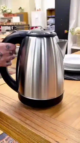 Água quente em minutos e sem complicação! A chaleira elétrica inox 1,8L une velocidade, segurança e design moderno. 💧✨#ChaleiraElétrica #Inox #CozinhaPrática #ÁguaQuente #cafédamanhã 