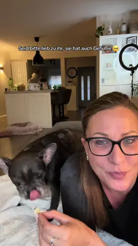 Macht sie das nicht toll? 🤭 #familytime #frenchbulldog #dogsoftiktok #gurke 