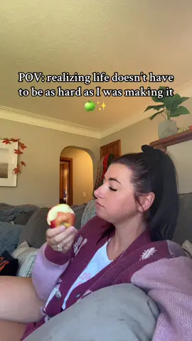 Sometimes life doesn’t have to be so serious — I built my hustle between apple bites, cozy couches, and moments like these. 🍏💃 Tell me your go-to snack when you’re working from home — I might steal the idea 😜  #FYP   #makemoneyonlinenow  #ViralVideo   #CanadianContent   #WorkFromHome                 