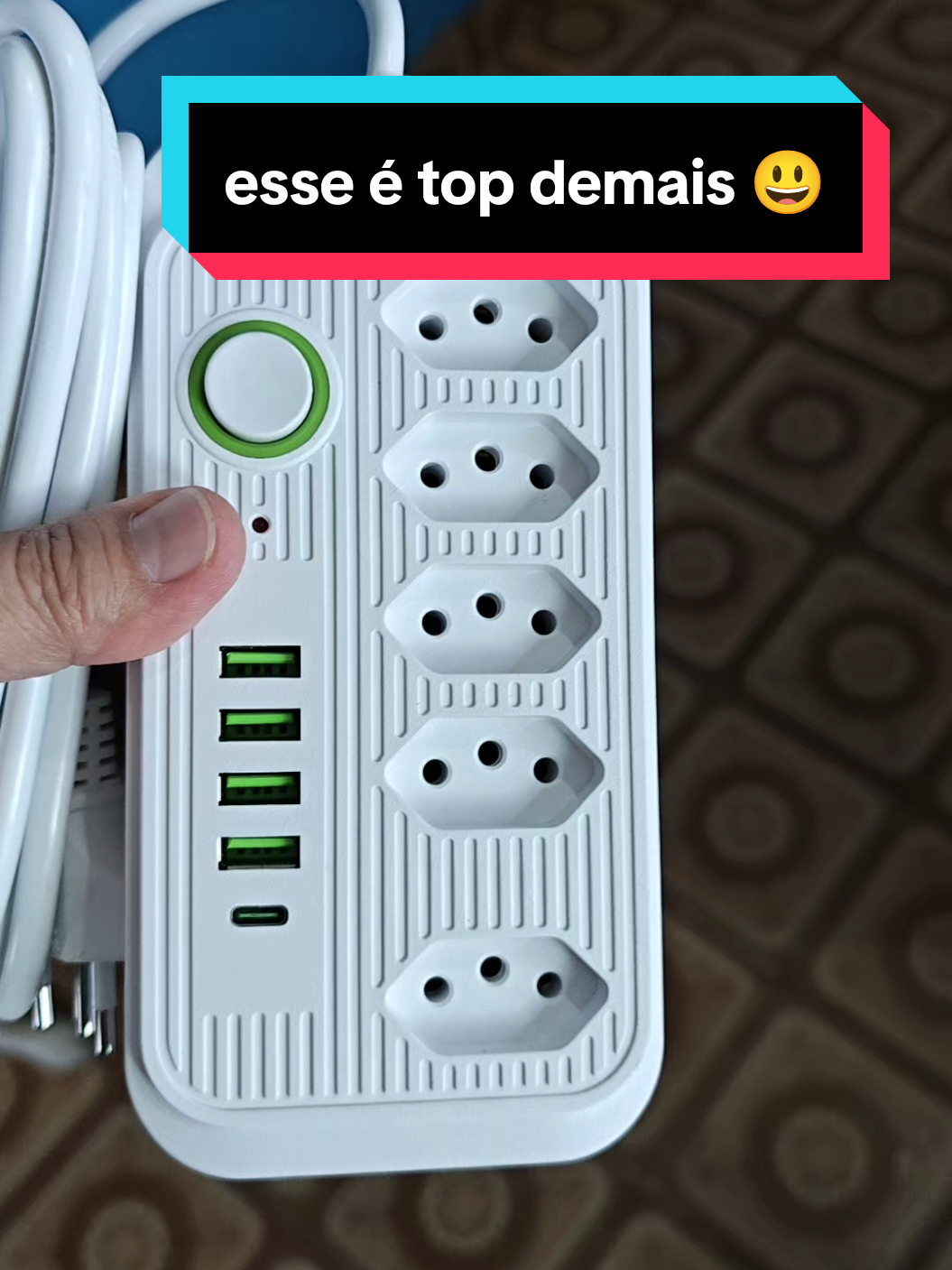 🔌 Mais energia, menos bagunça! A Extensão Filtro de Linha 5 Tomadas + USB organiza e protege seus aparelhos. Carregue celular, notebook e muito mais com segurança e velocidade. Oferta especial no TikTokShop, peça já e nunca mais fique sem tomada! ⚡📱#CasaOrganizada #TecnologiaPrática #FiltroDeLinha #ExtensãoEletrica #TikTokMadeMeBuyIt 