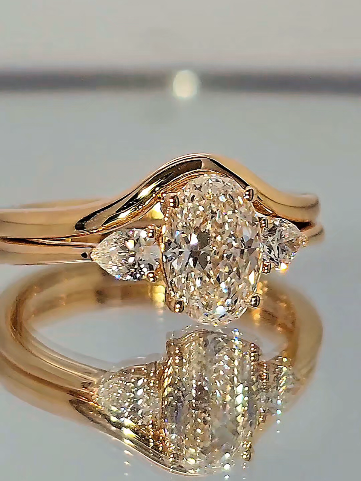 💍 Elegancë dhe dashuri në një unazë unike! E realizuar në flori 18kt, me një Lab Grown Diamond 1.5ct Oval që reflekton bukurinë e përjetshme dhe shkëlqimin modern. 🌟 Një simbol romantik për dashurinë tuaj dhe një investim i mençur në luksin që zgjat. 📌 Çmimi: 2,225€ #ArgjendariEnklev #EnklevDiamond #LabGrownDiamond #UnazaEngagement #LuxuryJewelry 