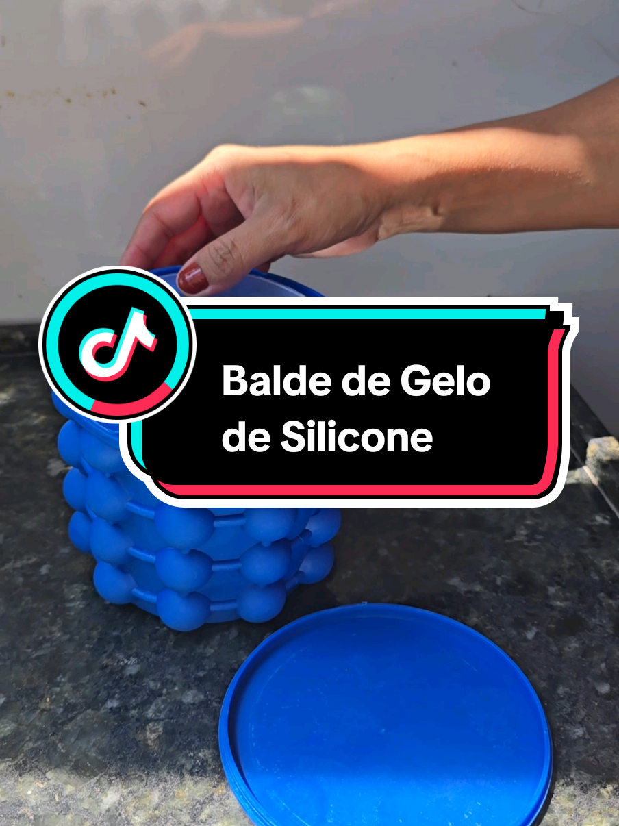 Comprei, testei e aprovei! Tô amando esse baldinho de gelo, ocupa menos espaço, armazenar mais gelo, e não fica com gosto de Geladeira porque vem com tampinha. #comprinhas #dicadecompra #comprei #baldedegelo #formadegelo 