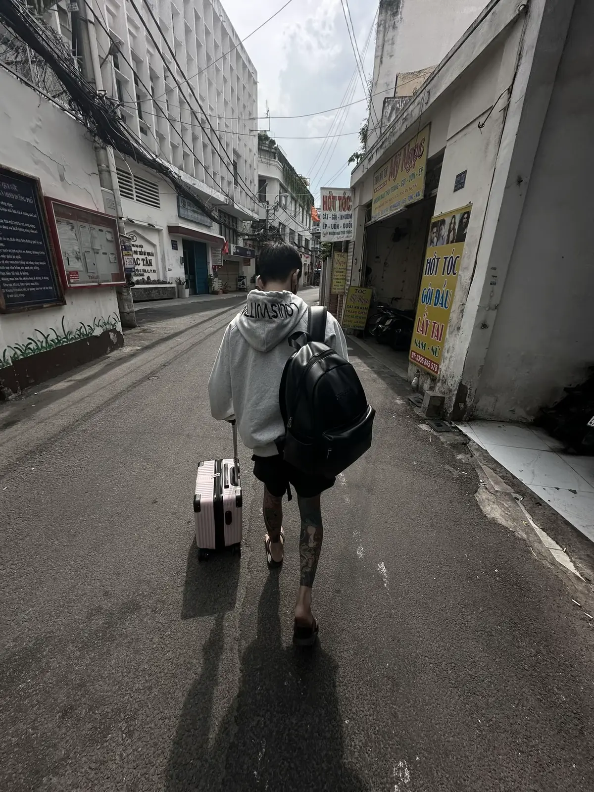 Tôi đã tự tay phá nát cuộc đời mình, rồi lại đứng trước đống đổ nát mà than trách số phận. Tôi biết mình đang đi sai, nhưng vẫn bước tiếp, như một kẻ cố chấp muốn xem mình sẽ rơi xuống đáy sâu đến mức nào. Tôi phản bội những người tin tưởng mình, phản bội cả những lời hứa thề sẽ giữ . Giờ đây, tôi sông như một kẻ lưu đày giữa cuộc đời mình, quá khứ là xiềng xích, tương lai là bóng tối. Mỗi lần soi gương, tôi thấy một khuôn mặt hốc hác, đôi mắt trống rỗng, in hằn những vết tích của sự hối hận không bao giờ phai . Tôi từn sợ bị người đời khinh bỉ, nhưng giờ mới hiểu ... khinh bỉ chính mình mới là đau đớn nhất, không ai khác ngoài tôi đã đưa mình đên tận đây... #xh 