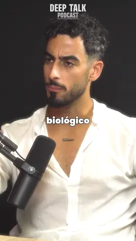 ¿Tú qué opinas sobre esto? ¡Escribe “ESTOICISMO” y te envío el acceso al contenido completo! Joseph Martin es divulgador de seducción estoica, masculinidad y desarrollo personal, seguido por cientos de miles de personas en redes sociales. Su enfoque único combina psicología, estoicismo y comunicación persuasiva para ayudar a los hombres a mejorar sus relaciones, su confianza y su vida en general. En esta conversación revelamos los “mandamientos de la seducción estoica”, cómo entender lo que realmente buscan las mujeres y cómo un hombre puede convertirse en alguien magnético sin necesidad de dinero, apariencias ni juegos superficiales. 🔥 Los 5 mandamientos de la seducción estoica 🧠 Cómo gestionar emociones y proyectar seguridad 💬 Conversación: nunca quedarse en blanco y ser interesante ❤️ ¿Qué preguntas hacer en la primera cita? 💸 ¿Hace falta dinero para seducir? 💡 El filtro secreto de Joseph para elegir pareja 💎 ¿Qué hace que una mujer se obsesione con un hombre? ⚔️ La crisis de la masculinidad y cómo superarla #desarrollopersonal #guxllem #deeptalk #josephmartin #seduccion #ligar #expertoseduccion #tinder #comunicacion #estoicismo